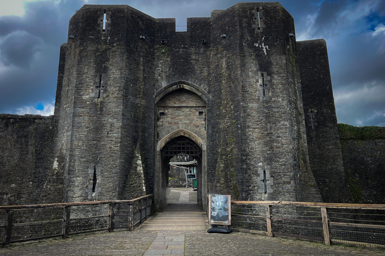 Da Cardiff: Tour di un giorno di castelli, cascate e montagne