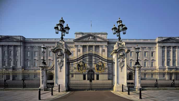 buckingham palace royal walking tour and afternoon tea