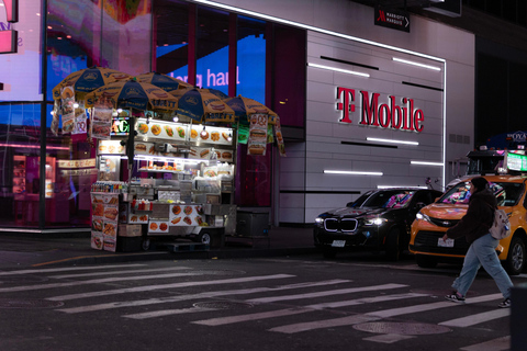 New York : visite à pied de Times Square en soirée avec hot-dogNew York : visite à pied de Times Square en soirée avec dégustation de hot-dog