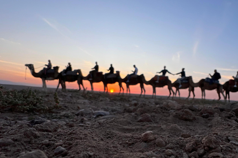 Marrakesz: Agafay Quad Tour z przejażdżką na wielbłądzie, kolacją i pokazemMarrakesz: Agafay Desert Quad Bike, Przejażdżka na wielbłądzie i Dinner Show