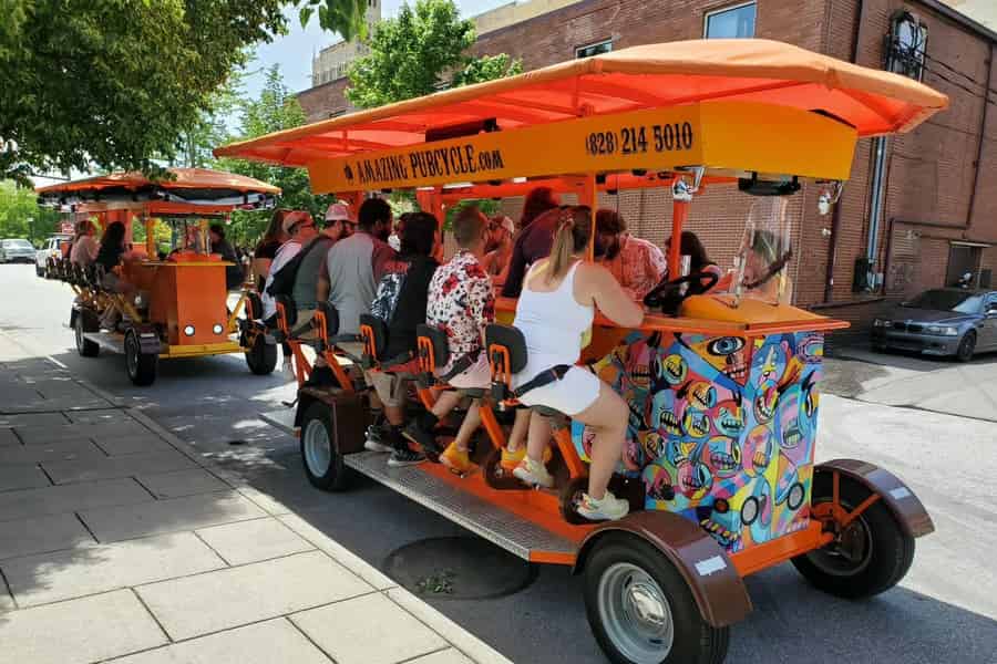 Asheville: Pubcycle-Fahrt im Stadtzentrum mit Bar-Stopp. Foto: GetYourGuide Asheville: Pubcycle-Fahrt im Stadtzentrum mit Bar-Stopp. Foto: GetYourGuide