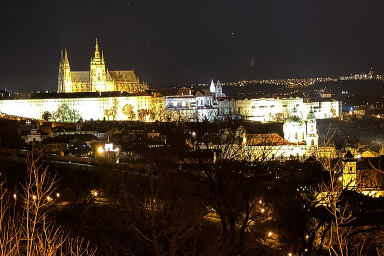 Prague: VIP Prague Castle Night Walk with Panoramic Views VIP Prague Castle Night Walk with Panoramic Views (German)