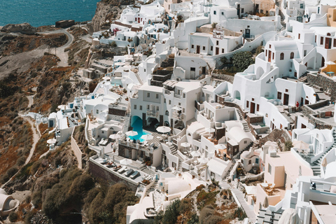 奔驰面包车接送行政贵宾从圣托里尼机场到任何目的地的接送服务。