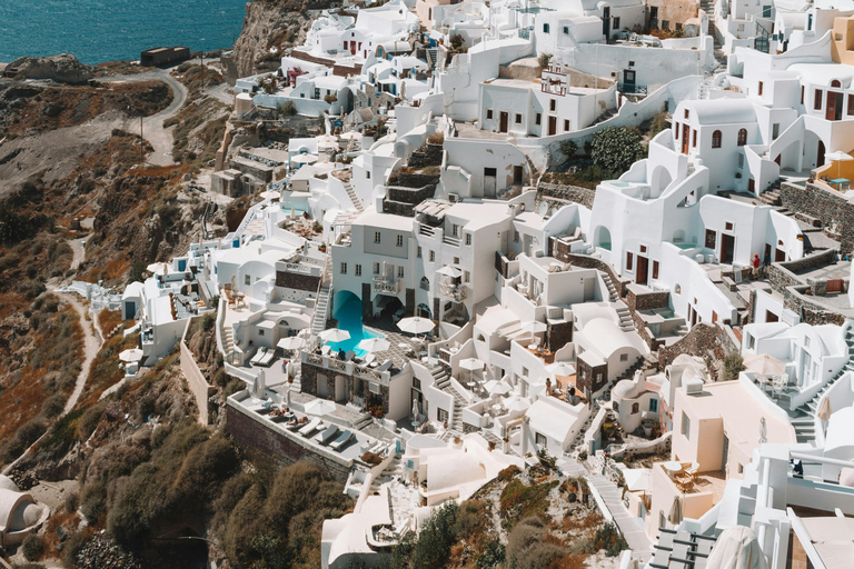 奔驰面包车接送行政贵宾从圣托里尼机场到任何目的地的接送服务。