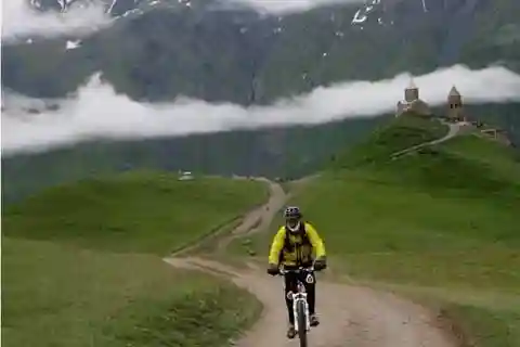 Ciclismo fuori strada verso il Monte Kazbegi