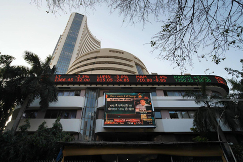 Walk and Explore Mumbai City: Guided Tour by Foot