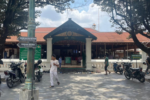 Yogyakarta: o Reino Mataram permanece com o artesanato em prataYogyakarta: Vestígios do Reino Mataram com exposição de prata