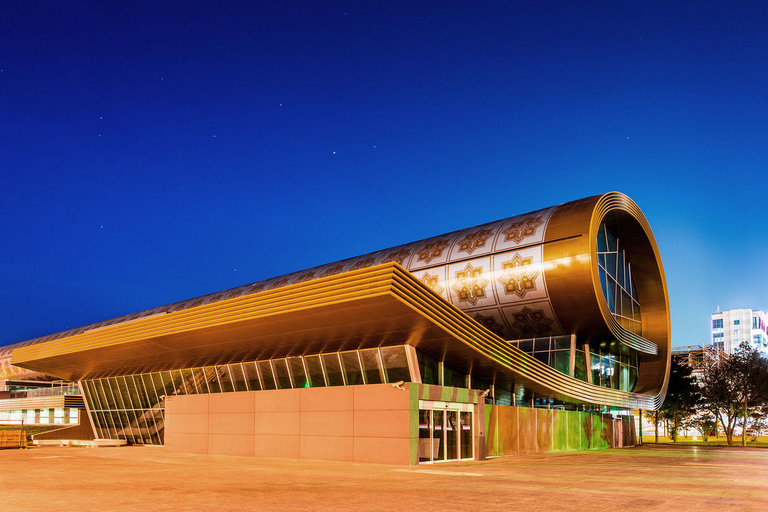 Bakú: Visita guiada nocturna a pie por la ciudad con funicular