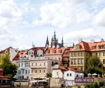 Prague: Full-Day Sightseeing Tour with Cruise and Lunch