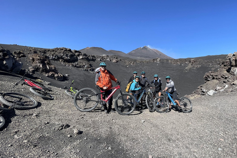 Cima dell'Etna in e-bikeE-bike sulla cima dell'Etna