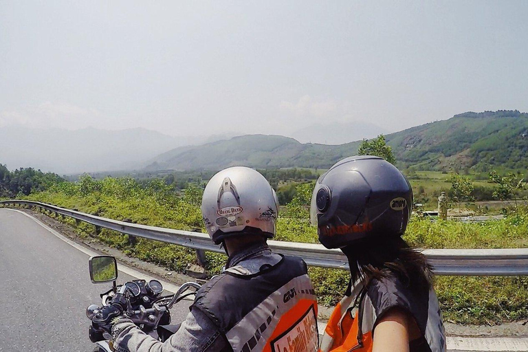 Hue: Ontdek Hai Van Pass met Motorbike Easy Rider tour