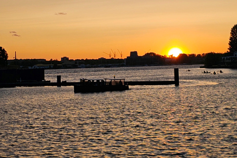 Riga: passeio particular de barco à noite/pôr do sol