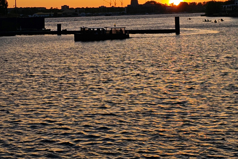 Riga: passeio particular de barco à noite/pôr do sol