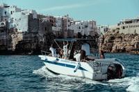 Polignano a cavalla, crociera di motoscafo a grotte con aperitivo - Housity