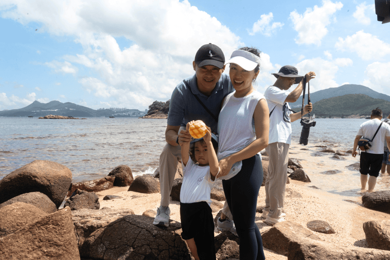 Hong-Kong: Island-Hopping Volcanic Rocks Yacht Tour + Snacks