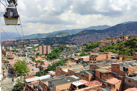 Medellin: Comuna 13 Geschichte & Graffiti Tour & SeilbahnfahrtMedellin: Comuna 13 Tour und Seilbahnfahrt auf Englisch