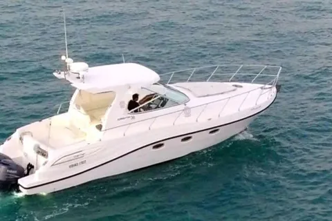Dubai: Sunset Yacht of Dinner Dhow Cruise Aanbieding Bovendek