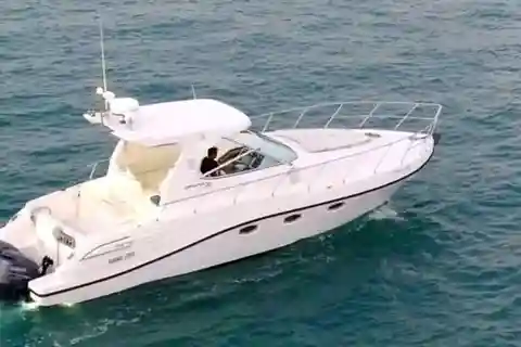 Dubaï : Sunset Yacht ou Dinner Dhow Cruise Offrir le pont supérieur