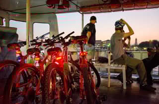 Bangkok Night Bike Tour mit Wat Arun und Blumenmarkt