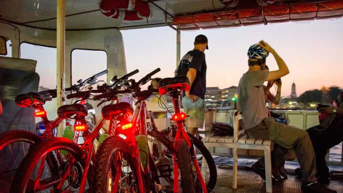 bangkok tour nocturno de 4 h en bici con wat arun y wat pho