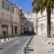 Nîmes: Express Walk with a Local in 60 minutes