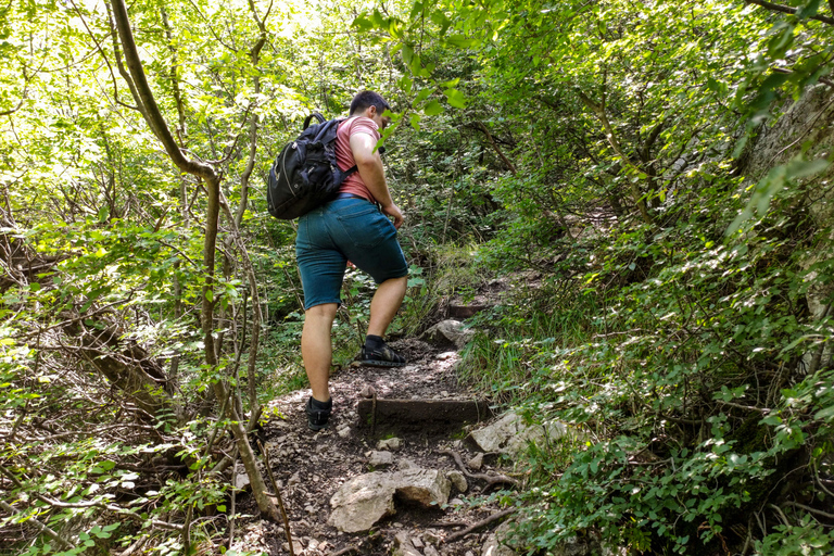 &quot;Caverna Pëllumbas e rio Erzeni: Caminhadas e natação&quot;