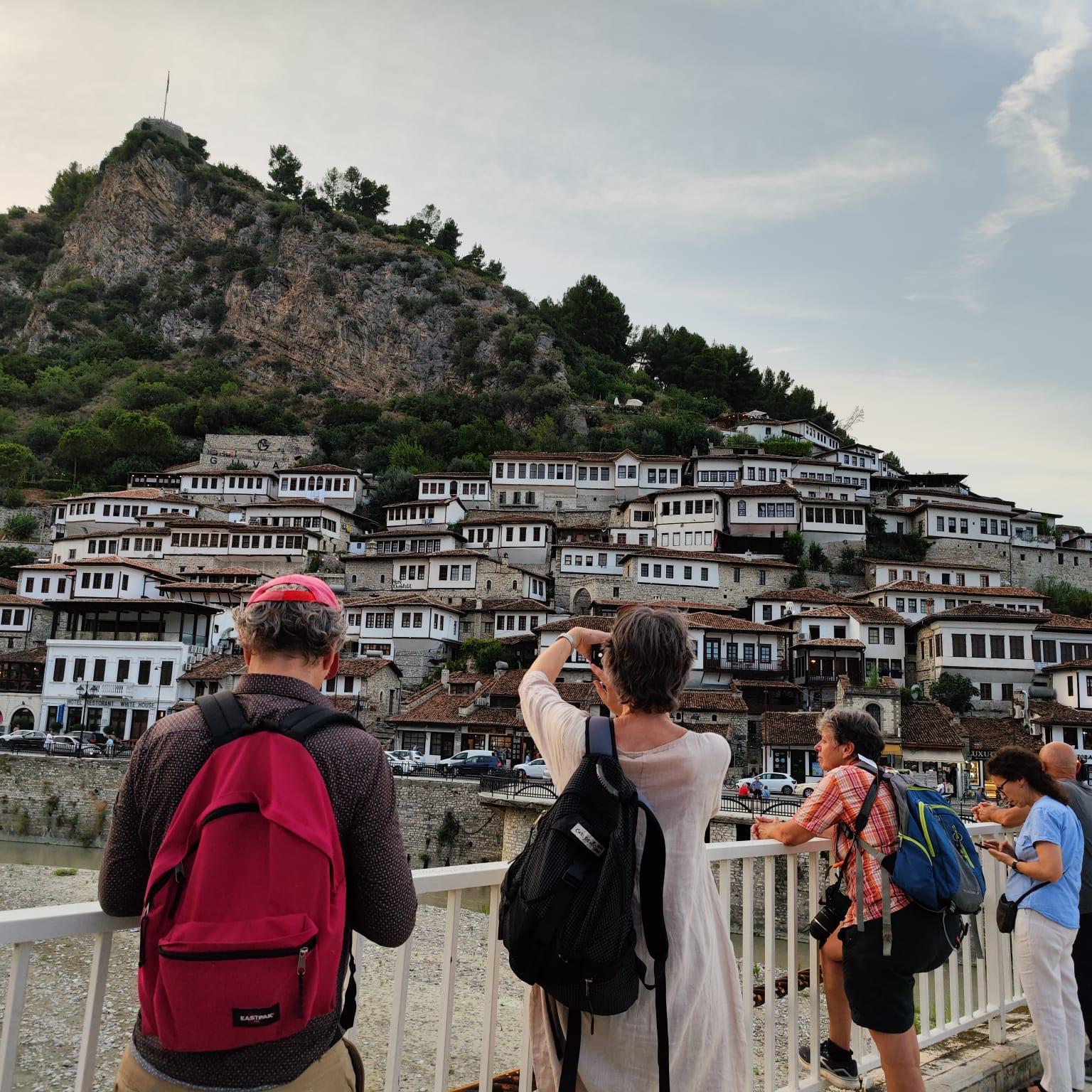 „Wanderung durch Berat: Die Stadt der tausend Fenster“ – von 1001 AA