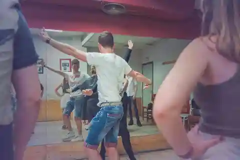 Sevilla: Oplevelse af flamenco-klasse
