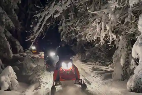 Desde Cracovia: Paseo Nocturno en Moto de Nieve por Zakopane, Hoguera,