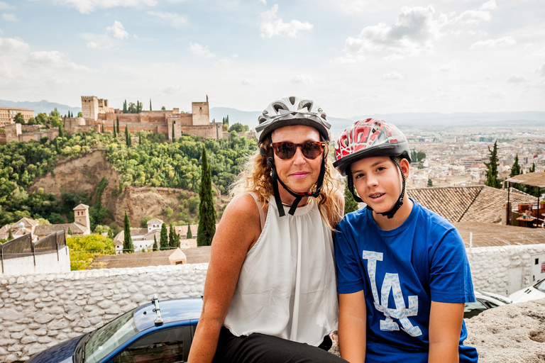 Granada: Wycieczka rowerem elektrycznym i bilet na Alhambrę w trybie przyspieszonymBilet do Alhambry (bez przewodnika) i Albayzin-Sacromonte Ebike Tour