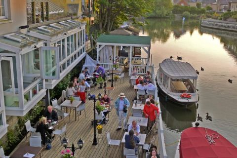 Oxford: cruzeiro no rio mais jantar de 3 pratos