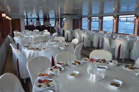 Crucero por el Bósforo de Estambul con cena y entretenimientoCrucero con cena por el Bósforo con alcohol local