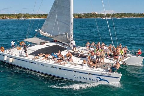 Cancun: Cruzeiro de Catamarã para Isla Mujeres com Snorkeling