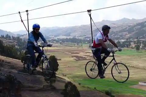||Le vélo, l'escalade et la descente en rappel à Cachimayo depuis Cusco