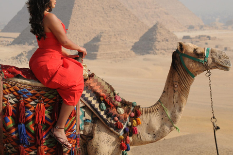 Pyramides, Sakkara et Memphis - Visite privée avec déjeunerVisite privée avec guide, transfert et déjeuner, à l&#039;exclusion des droits d&#039;entrée.