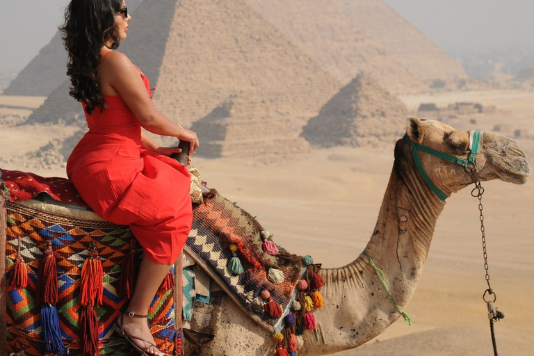 Pyramides, Sakkara et Memphis - Visite privée avec déjeunerVisite privée avec guide, transfert et déjeuner, à l&#039;exclusion des droits d&#039;entrée.