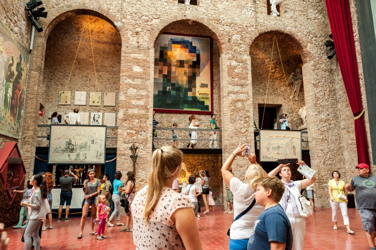 Barcelona: Girona i Figueres z opcjonalną wycieczką do Muzeum DalegoWycieczka do Girony i Figueres z biletem wstępu do Muzeum Dalego