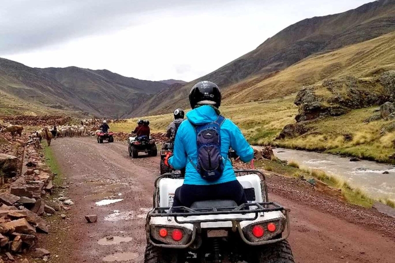 Depuis Cusco, visite de la montagne Arc-en-ciel en VTT + tout compris