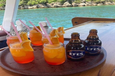 Piracka łódź Marmaris z lunchem, nielimitowanymi napojami i imprezą z pianąLunch na łodzi Marmaris Pirates, nielimitowane napoje bezalkoholowe i alkoholowe