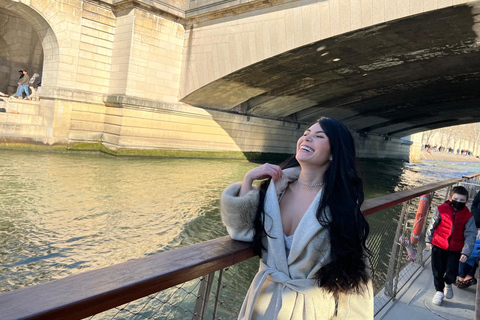 Paris: Day or Evening River Cruise with Musical Ambiance Paris: Evening River Cruise with Musical Ambiance & Postcard