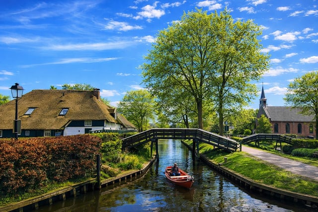 Amsterdam: Giethoorn-Tagestour &amp; Bootsfahrt mit ortskundigem Guide