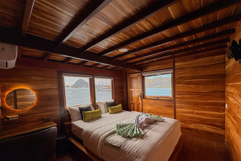 Labuan Bajo: 3-Day Komodo Sailing Luxury Boat with All Fees Deluxe Boat - Private Standar Room (2pax/room)