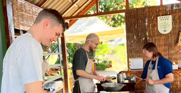 Chiang Mai: Organic Farm Thai Cooking Class with Market Tour