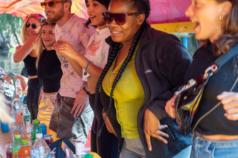 Ciudad de México: Fiesta en Barco en Xochimilco con Tequila y Música en Directo
