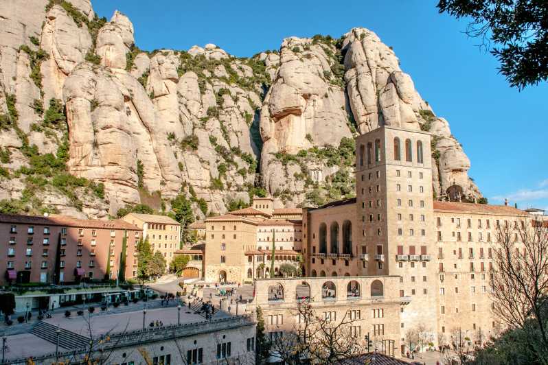 Desde Barcelona: tour de día en grupo a Montserrat con vino