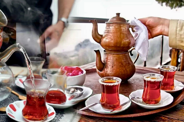 Istanbul: Taste of Turkey with Europe & Asia by Ferry Tour en Español