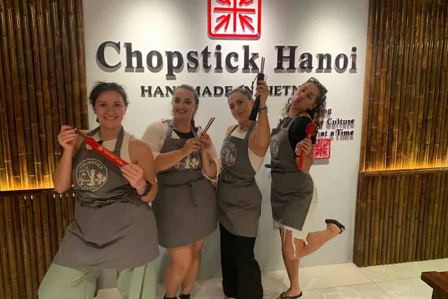 Hanoi: Workshop zur Herstellung von Essstäbchen mit persönlicher Gravur. Foto: GetYourGuide Hanoi: Workshop zur Herstellung von Essstäbchen mit persönlicher Gravur. Foto: GetYourGuide