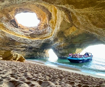 Portimão: Grotte di Benagil e osservazione dei delfini con un biologo
