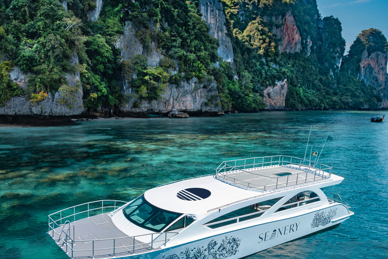 Phuket: viaje de día completo a las islas Phi Phi en catamarán de lujoTour en grupo