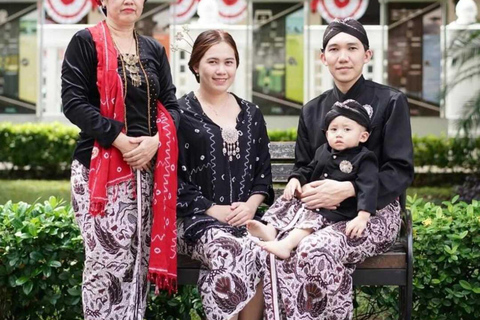 Yogyakarta: wypożyczalnia strojów jawajskich i sesja zdjęciowaTradycyjny strój jawajski